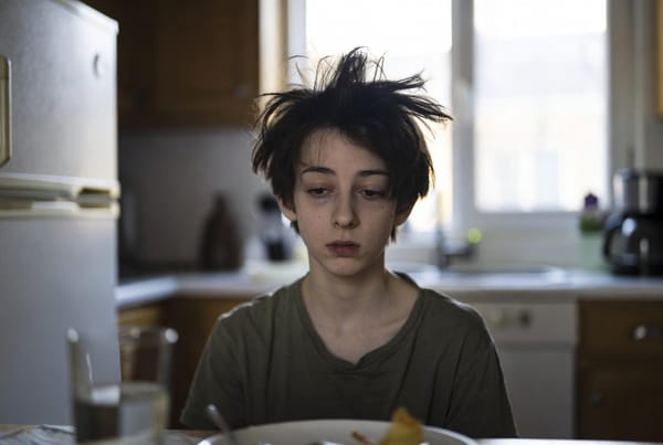 Die 6,5-Stunden-Krise: Warum dein Teenager morgens wie ein Zombie aussieht